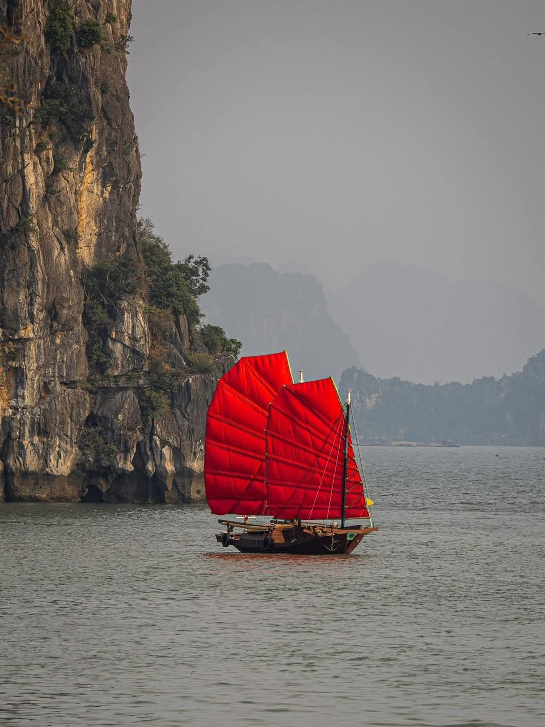 Thuyền buồm đỏ là background check-in nổi tiếng với giới trẻ dạo gần đây. Ảnh: Mai Hương