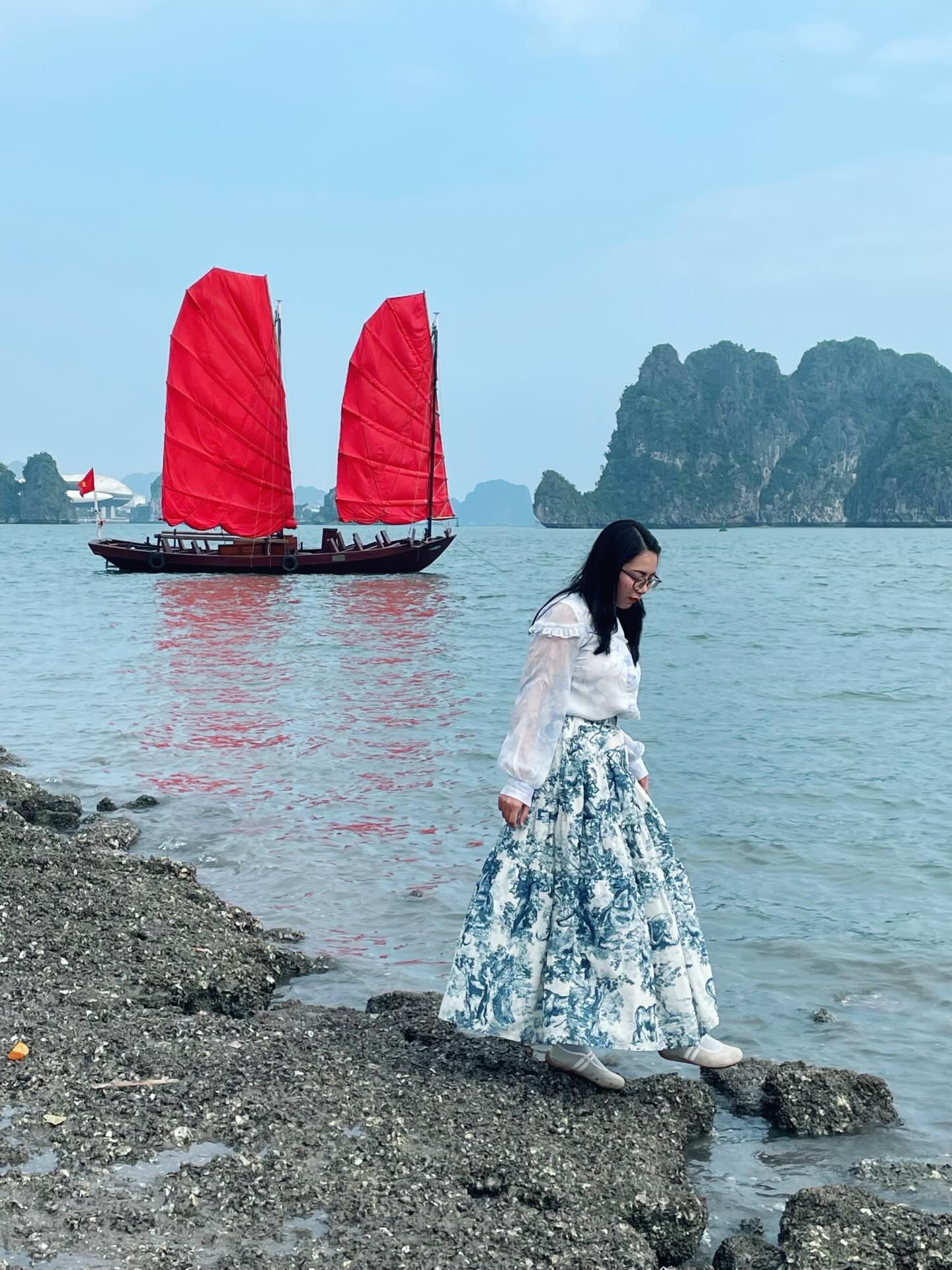 Chán cảnh check-in đền chùa, dàn nàng thơ xắn áo dài lội đá để chụp với thuyền buồm đỏ rực tại Hạ Long sau 10 năm