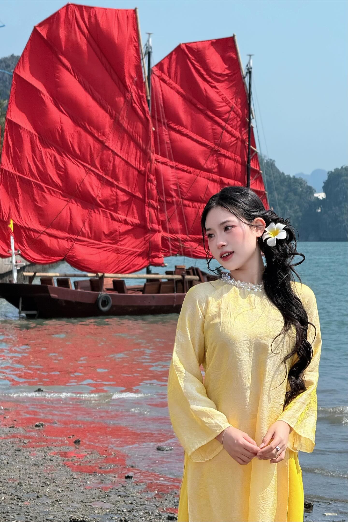 Chán cảnh check-in đền chùa, dàn nàng thơ xắn áo dài lội đá để chụp với thuyền buồm đỏ rực tại Hạ Long sau 10 năm