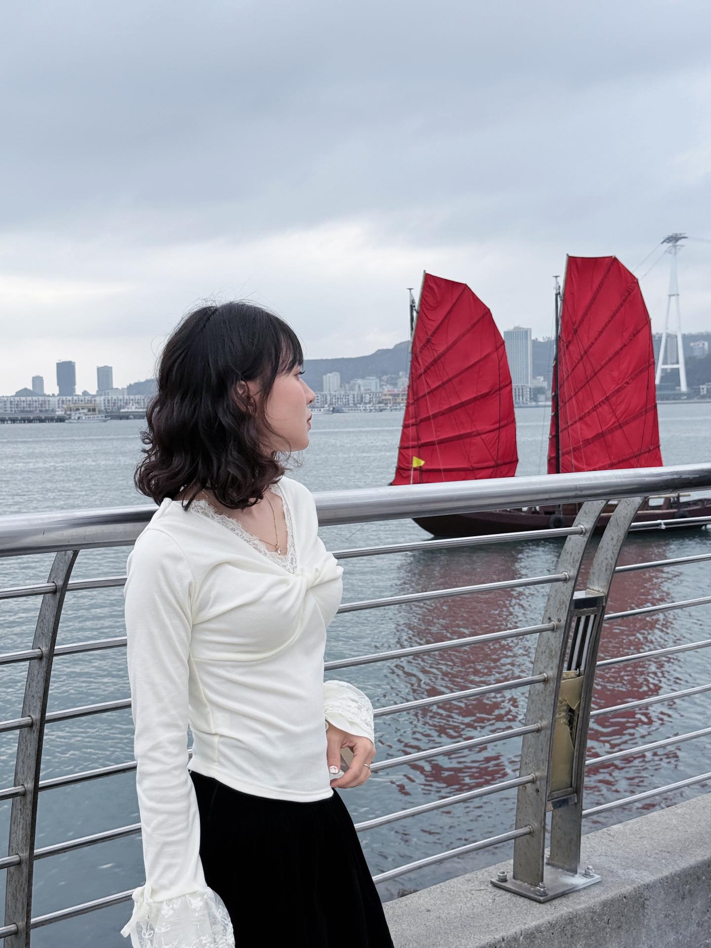 Khi thuỷ triều dâng, du khách có thể chọn góc sát bờ kè để có ảnh đẹp. Ảnh: @lequynhh, @ngocmin.97