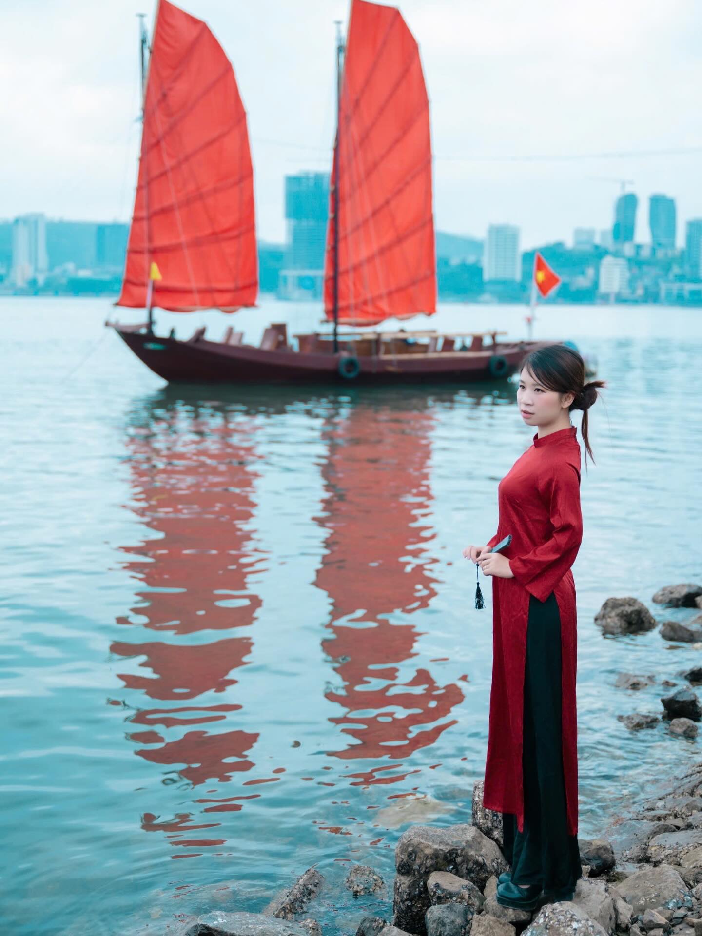 Chán cảnh check-in đền chùa, dàn nàng thơ xắn áo dài lội đá để chụp với thuyền buồm đỏ rực tại Hạ Long sau 10 năm