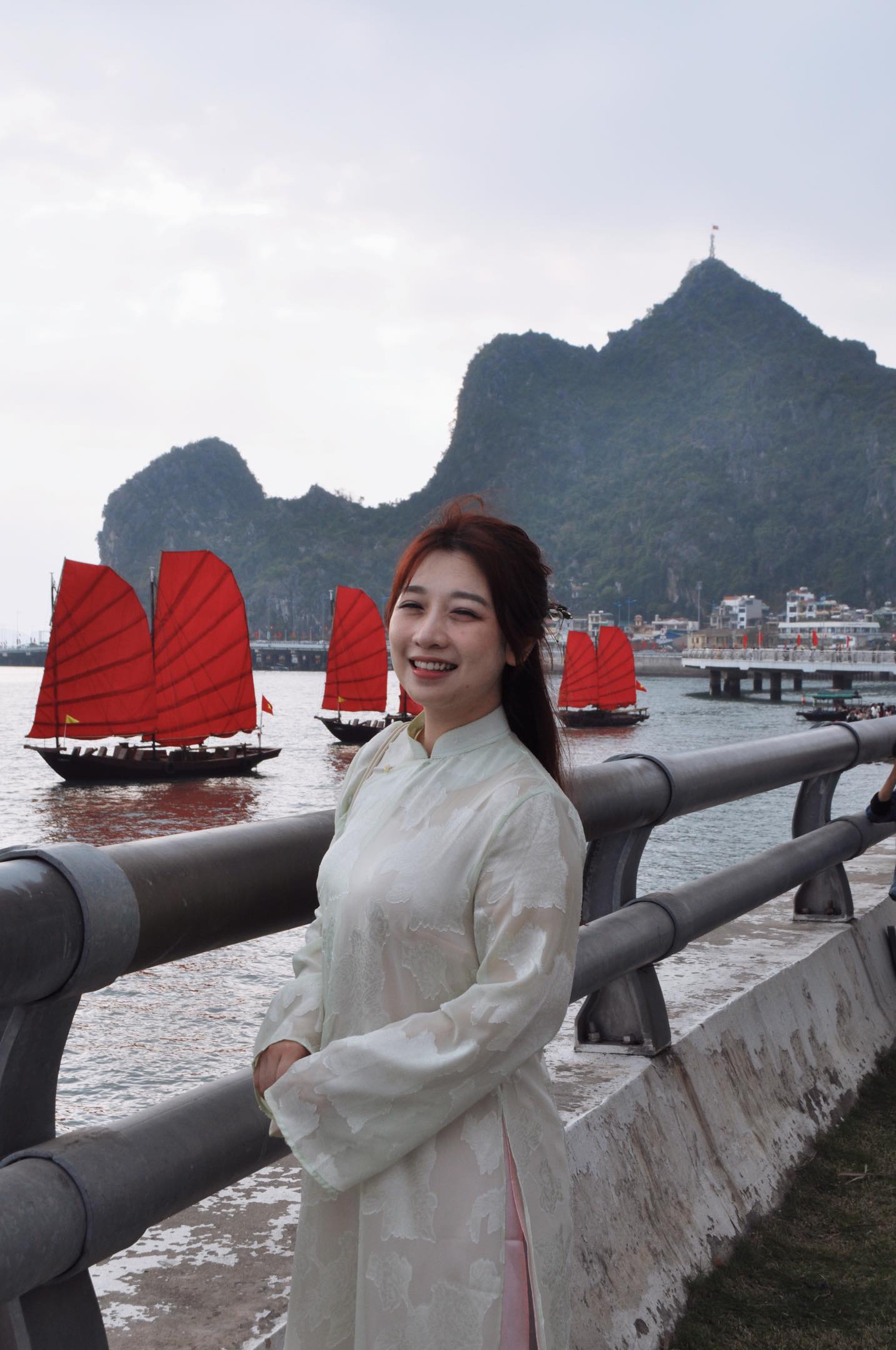 Chán cảnh check-in đền chùa, dàn nàng thơ xắn áo dài lội đá để chụp với thuyền buồm đỏ rực tại Hạ Long sau 10 năm