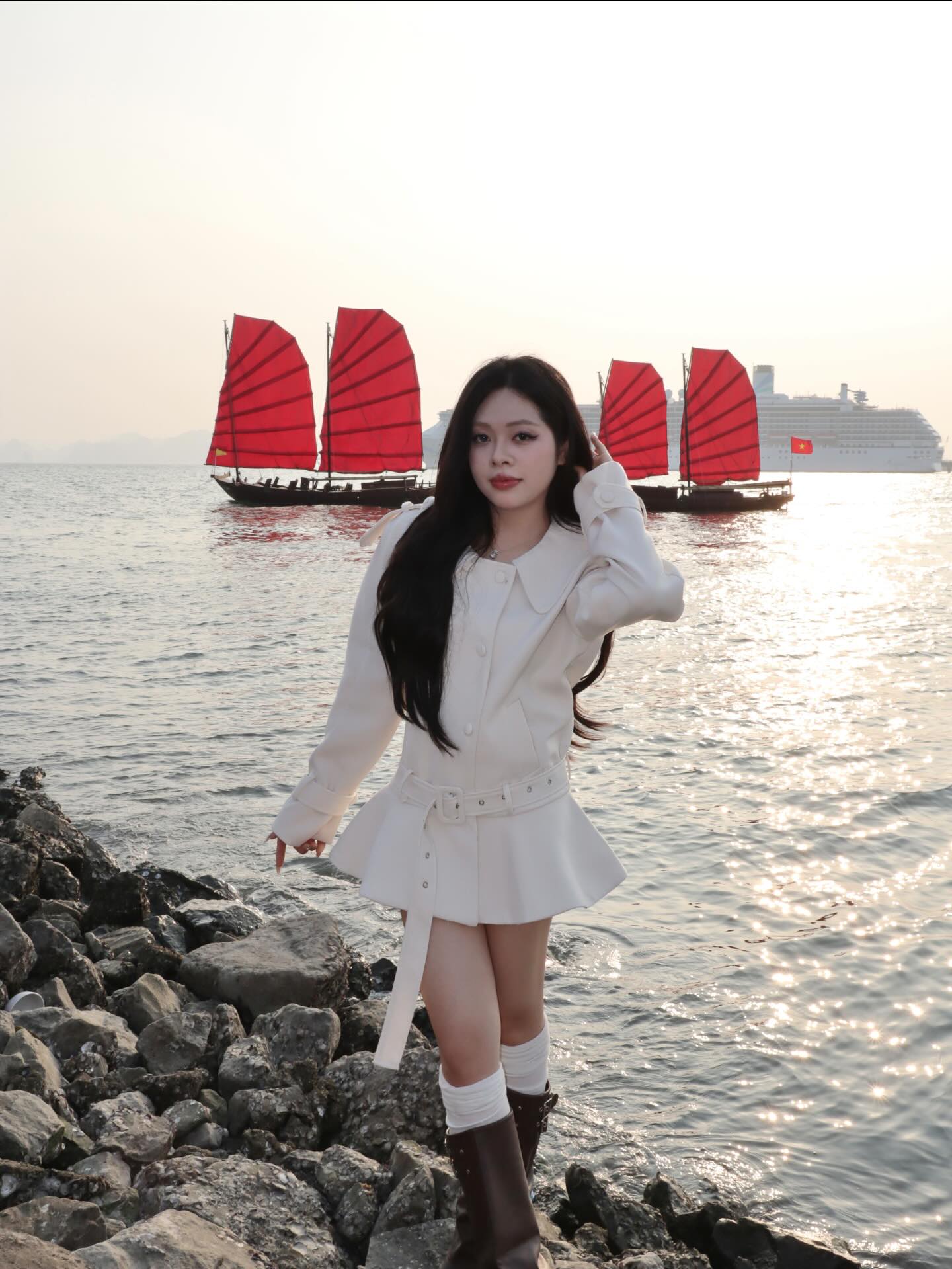 Nhiều nàng thơ tìm được góc chụp đẹp cùng với thuyền buồm. Ảnh: @thaoph_1309, @homie.9.5, @hilananhh, @_huenxink.123