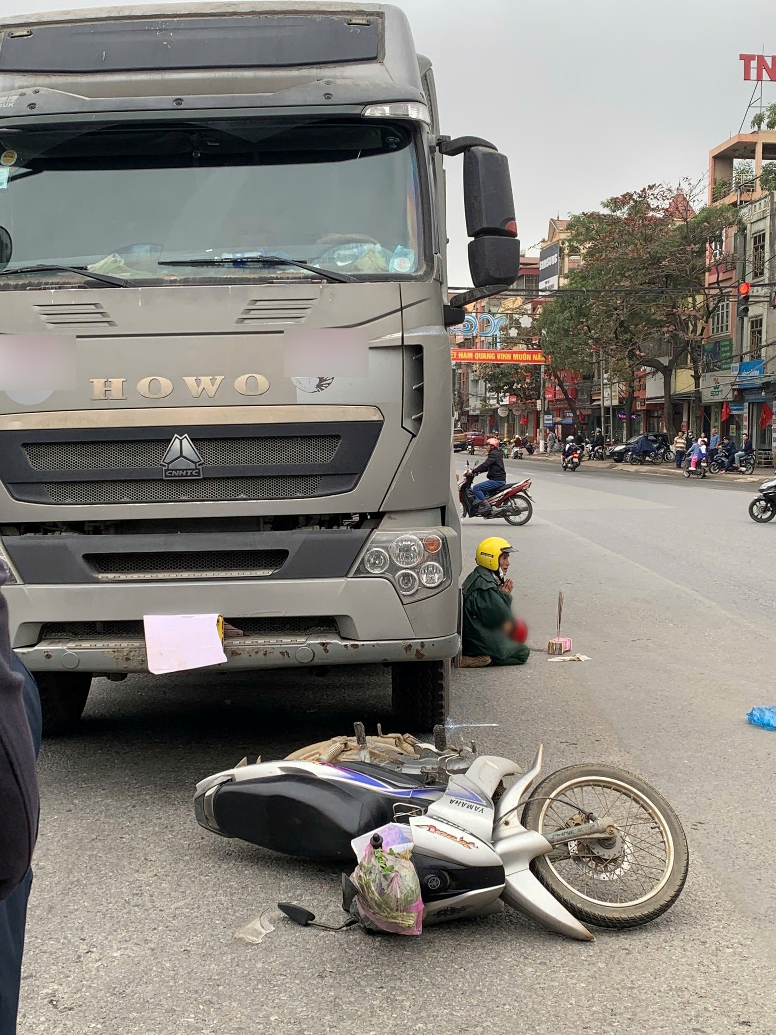 Người đàn ông chắp tay cầu khấn, quỳ gối bên cạnh thi thể vợ khiến ai nấy đều đau lòng