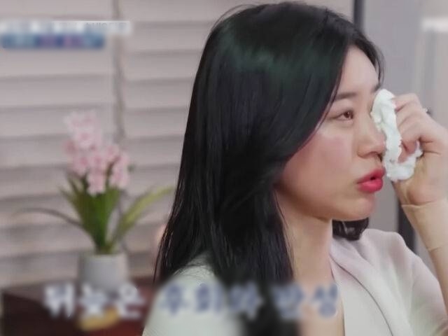 Noh Seulbi xúc động khi kể về quá khứ chịu nhiều tổn thương trên sóng một chương trình truyền hình vào năm 2023. Ảnh chụp màn hình.