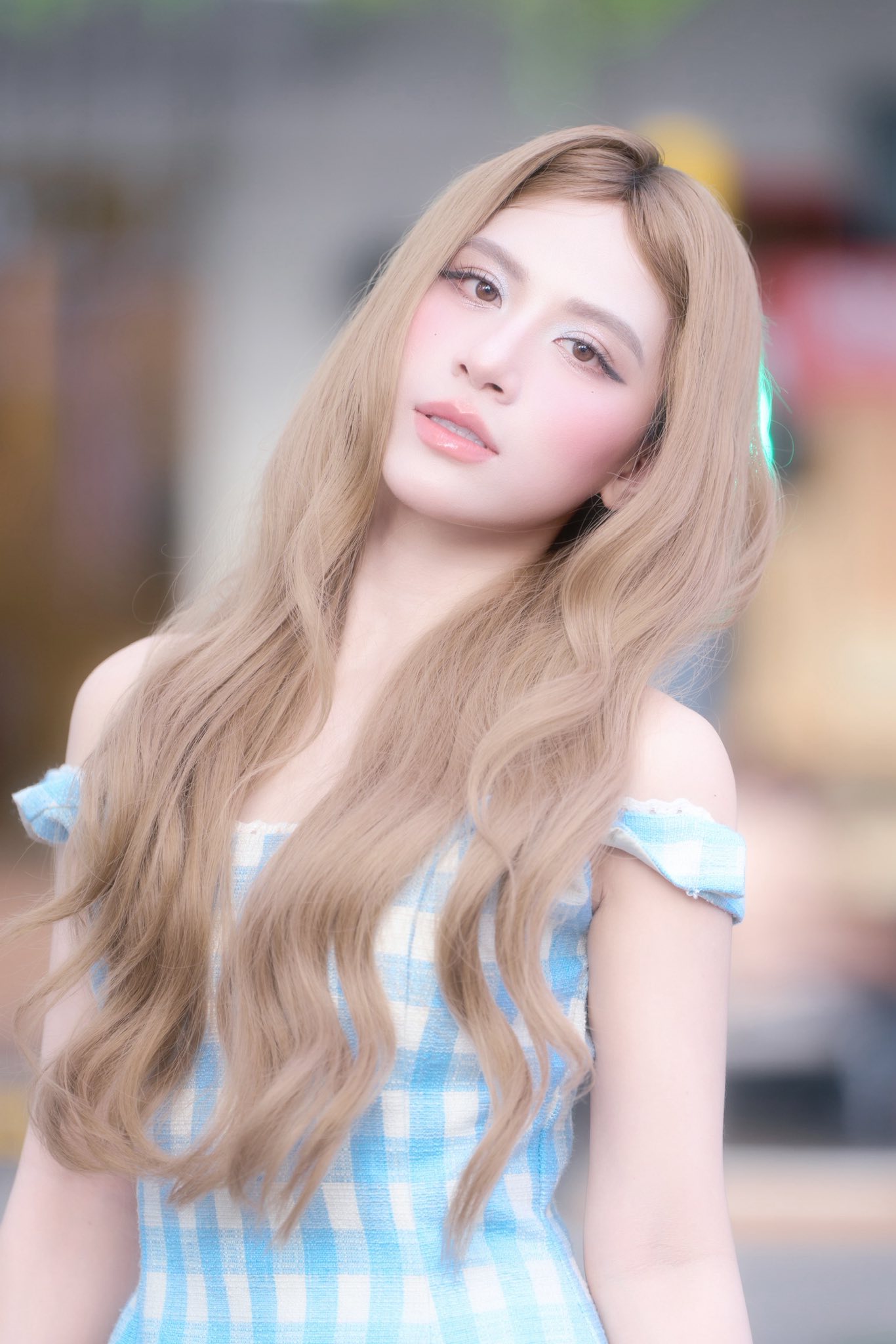 Bắt gặp cặp sao Vbiz công khai diện đồ đôi, ôm eo giữa sự kiện: Muốn chối không yêu nhau còn khó hơn lên trời