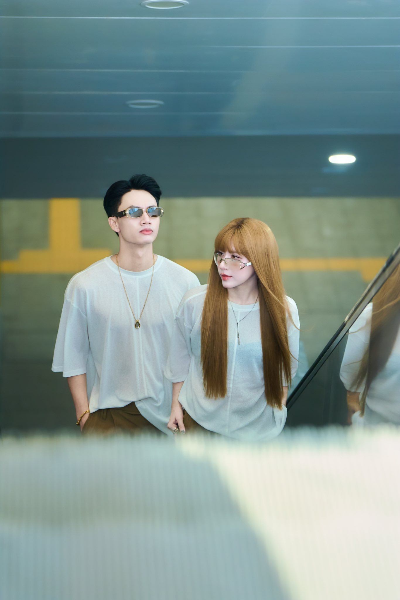 Bắt gặp cặp sao Vbiz công khai diện đồ đôi, ôm eo giữa sự kiện: Muốn chối không yêu nhau còn khó hơn lên trời