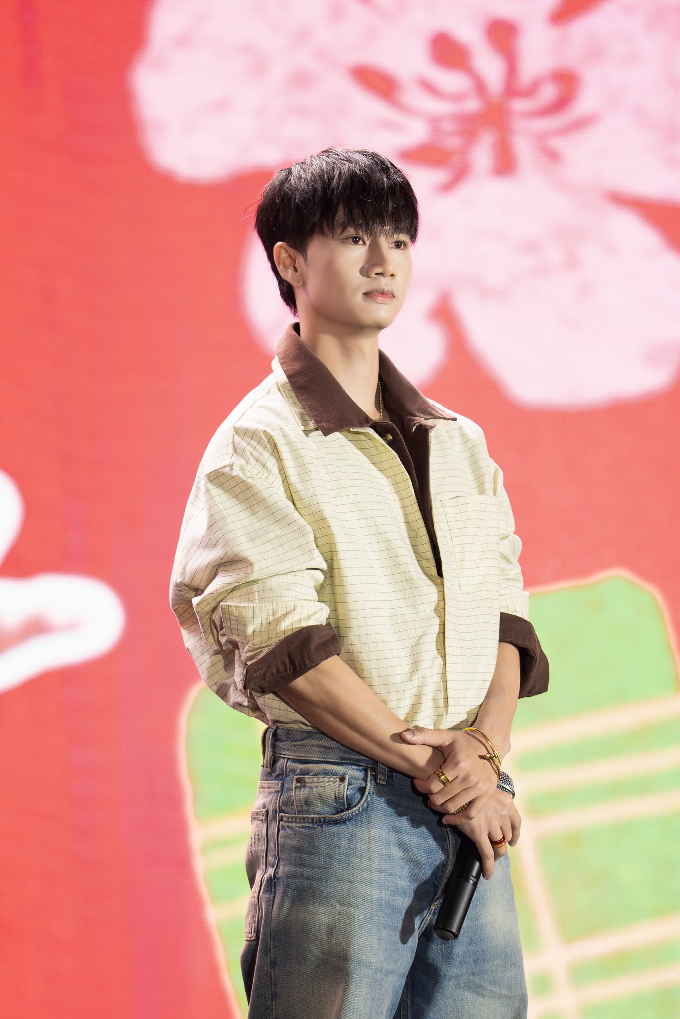 Bắt gặp cặp sao Vbiz công khai diện đồ đôi, ôm eo giữa sự kiện: Muốn chối không yêu nhau còn khó hơn lên trời