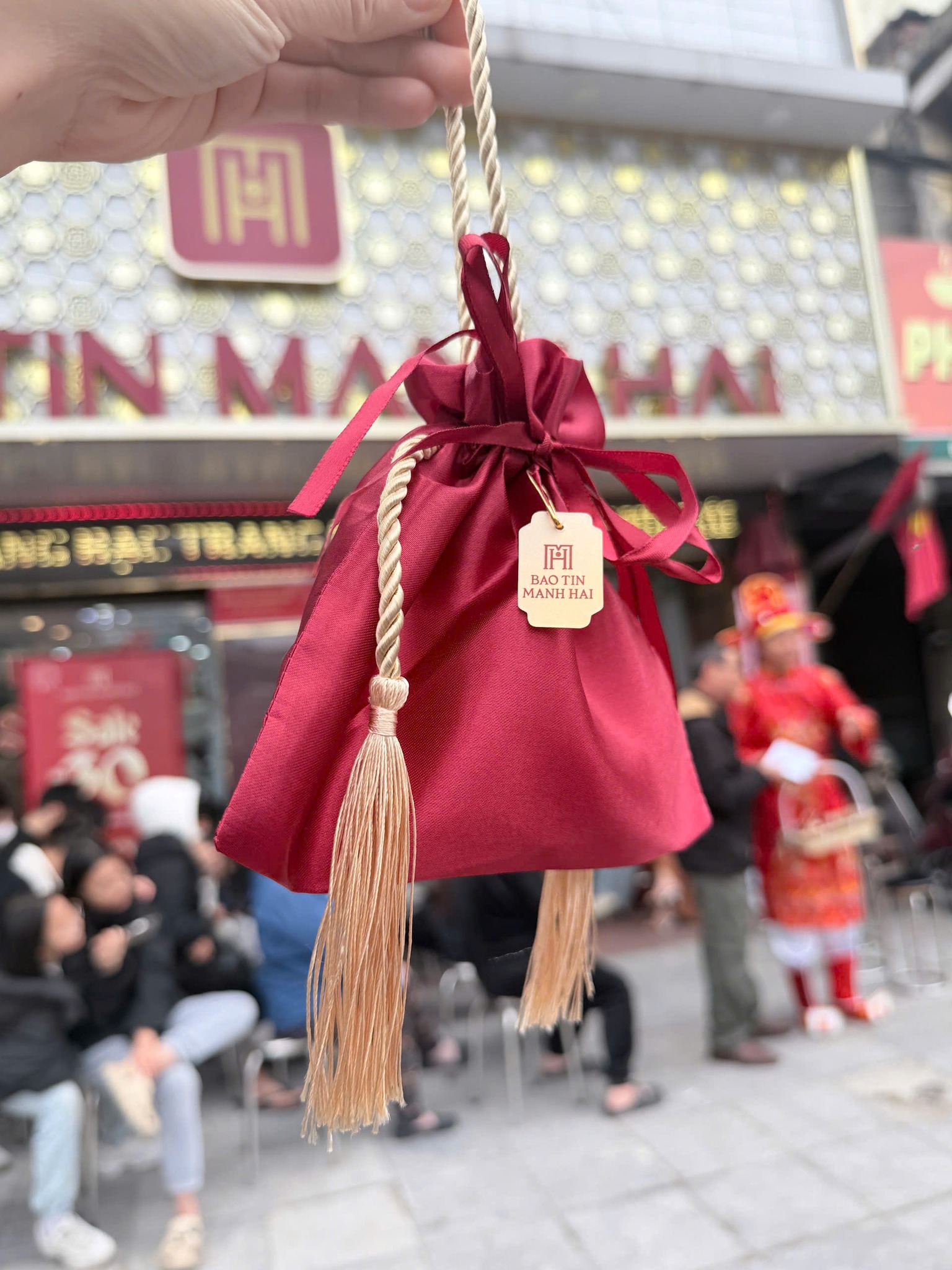   Túi muối hồng - chút lộc xuân nhỏ xinh nhưng đậm ý nghĩa, thay cho lời chúc năm mới ấm no, sung túc mà Bảo Tín Mạnh Hải gửi đến khách hàng  