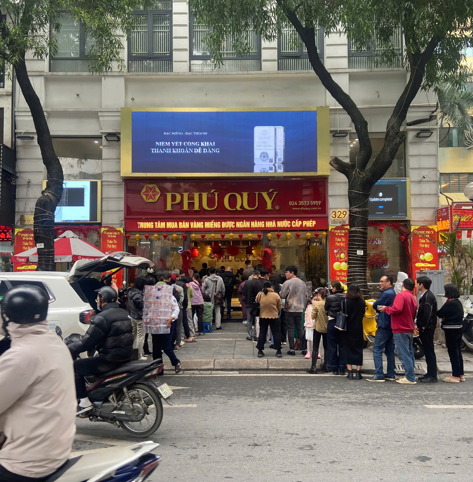 Các tiệm vàng đông nghịt người xếp hàng từ sớm