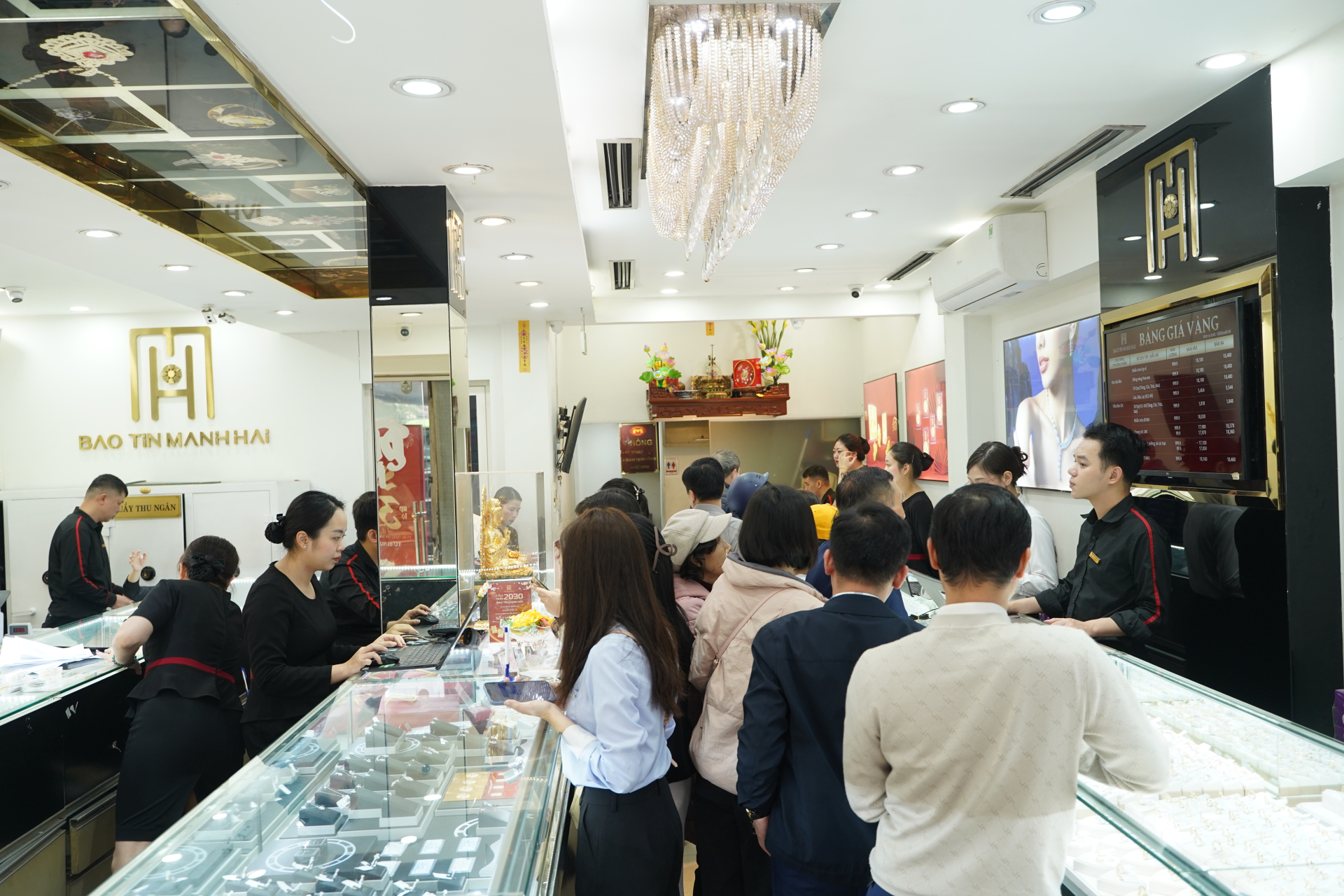 Hoạt động dịp Tết Nguyên đán và ngày Thần Tài tại các cửa hàng diễn ra chuyên nghiệp, chỉn chu.