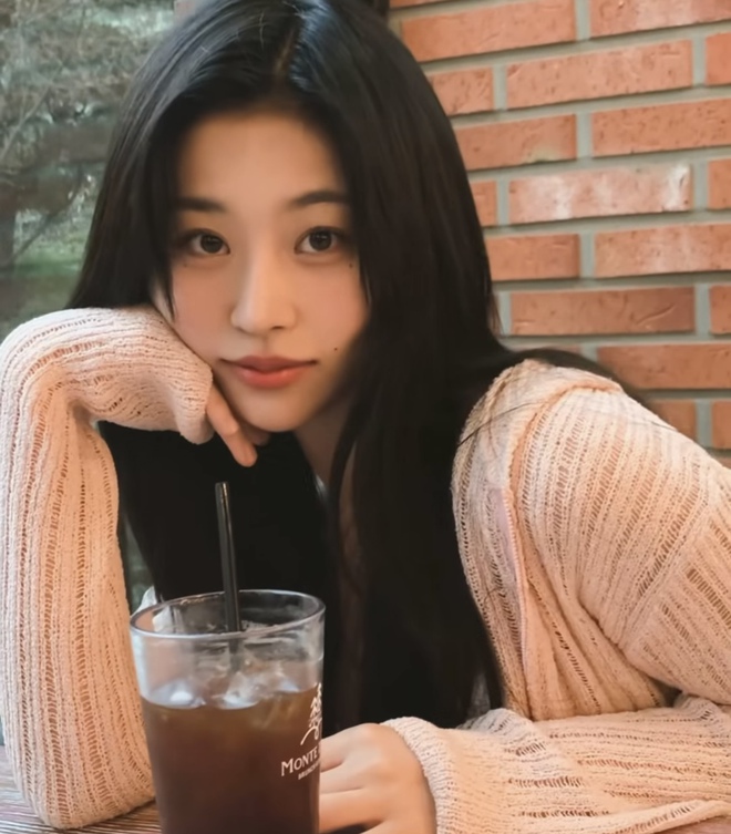 Quá khứ gây sốc của nữ pháp sư sinh năm 1998 đang vụt sáng ở show tâm linh Hàn Quốc