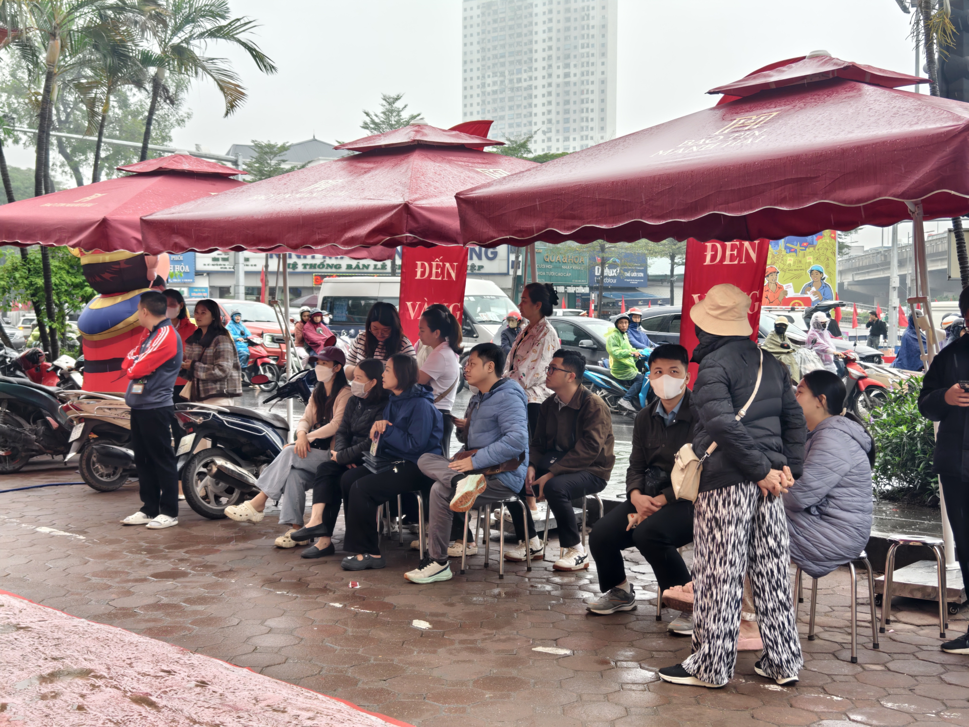 Tại các cửa hàng của Bảo Tín Mạnh Hải, người mua vàng có khu vực ngồi chờ, sau đó được phân chia theo luồng rõ ràng để quá trình mua vàng diễn ra nhanh chóng.