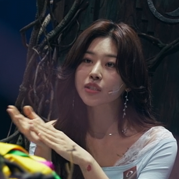 Quá khứ gây sốc của nữ pháp sư sinh năm 1998 đang vụt sáng ở show tâm linh Hàn Quốc