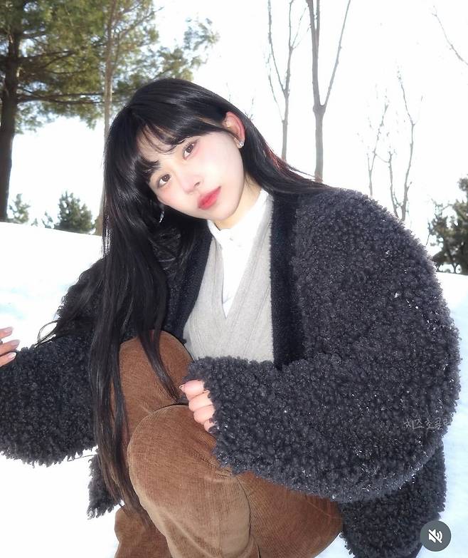 Quá khứ gây sốc của nữ pháp sư sinh năm 1998 đang vụt sáng ở show tâm linh Hàn Quốc