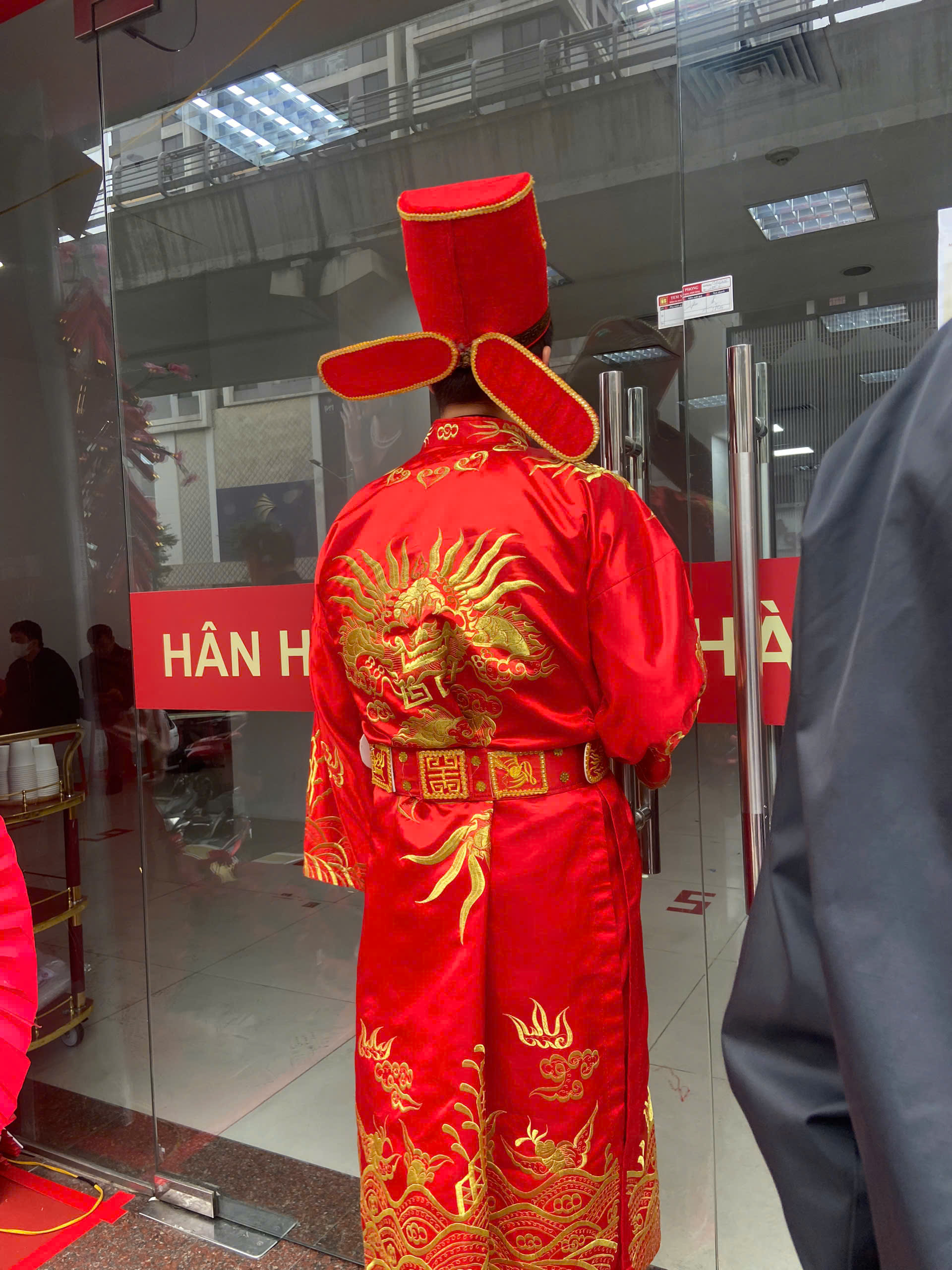 Có nơi phải tạm dừng nhận khách vì lượng người chờ quá tải