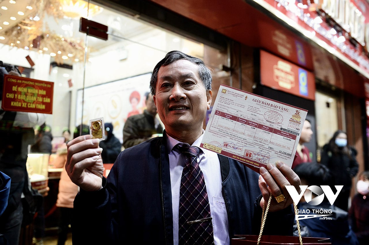 Ông Bình cùng với số vàng mua được và giấy đảm bảo vàng vào năm 2023 (Ảnh: VOV Giao thông)