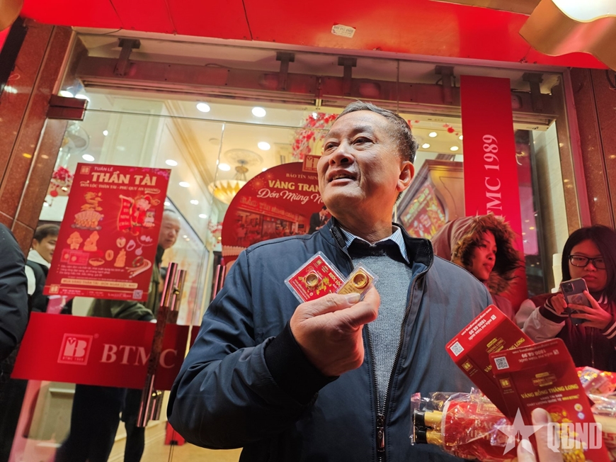 Năm 2025, ông Bình ra xếp hàng từ sớm để mua vàng lấy may (Ảnh: Báo Quân đội Nhân dân)