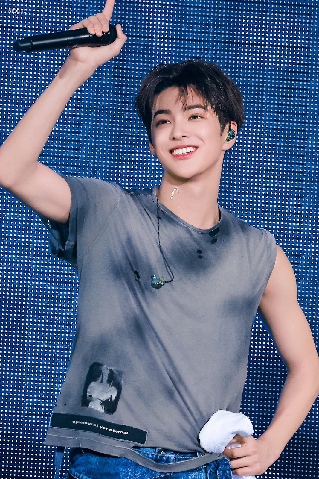 Showbiz có mỹ nam 16 tuổi đẹp như mơ, cả triệu người nguyện bảo vệ nụ cười toả nắng