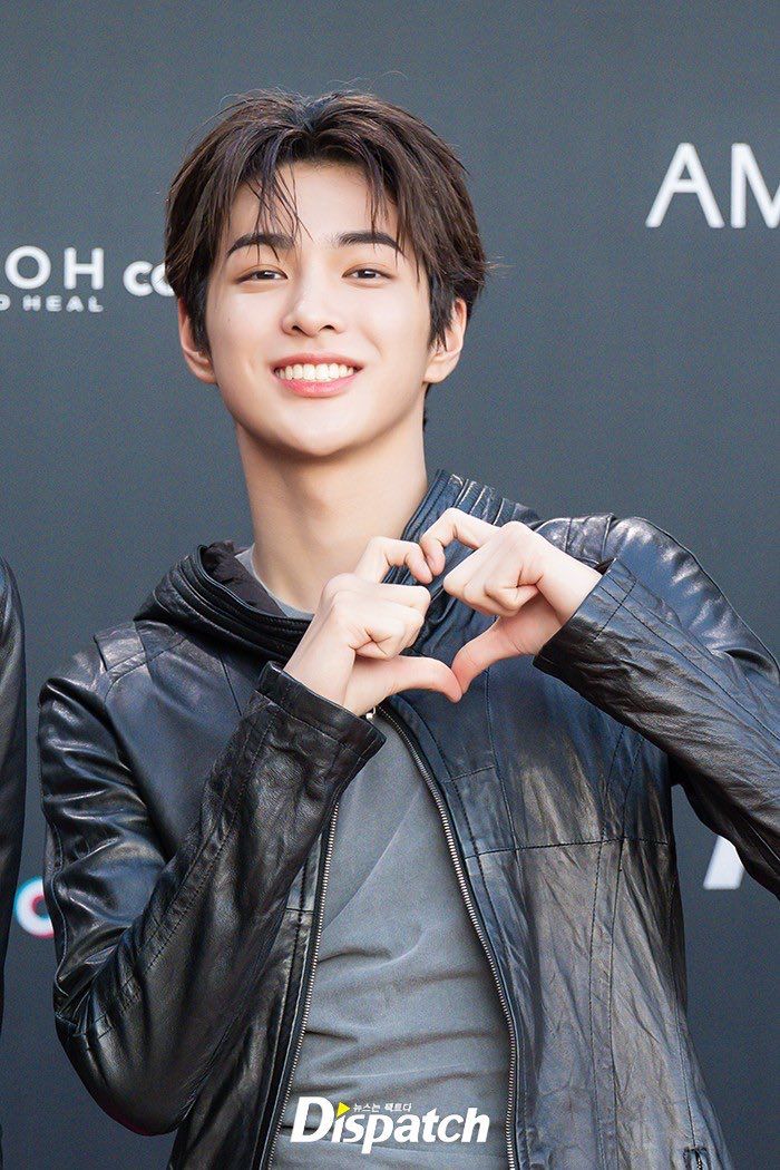 Showbiz có mỹ nam 16 tuổi đẹp như mơ, cả triệu người nguyện bảo vệ nụ cười toả nắng