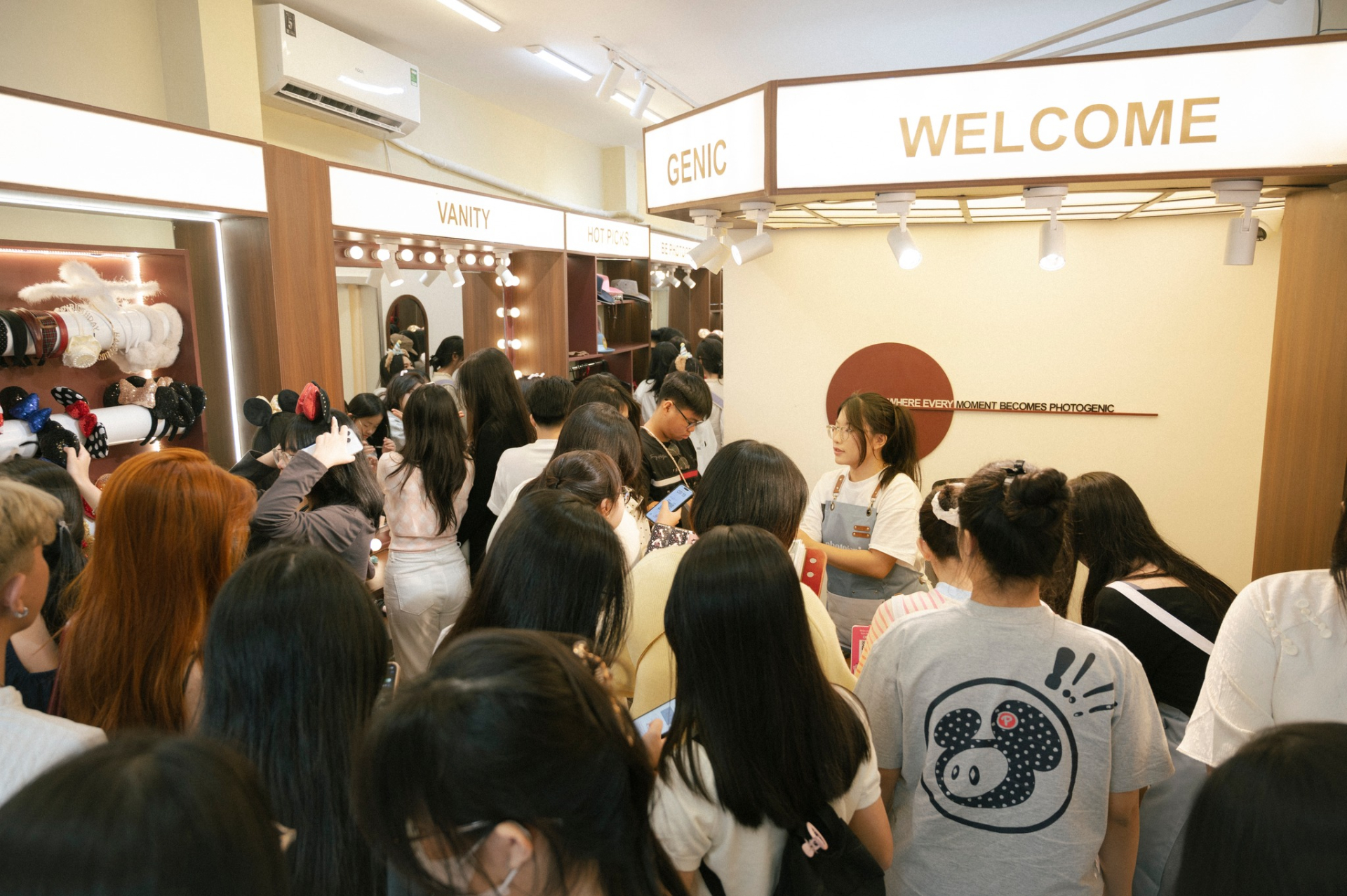 Nhiều bạn trẻ không ngại xếp hàng để chụp photobooth tại tiệm photobooth đang hot dạo gần đây