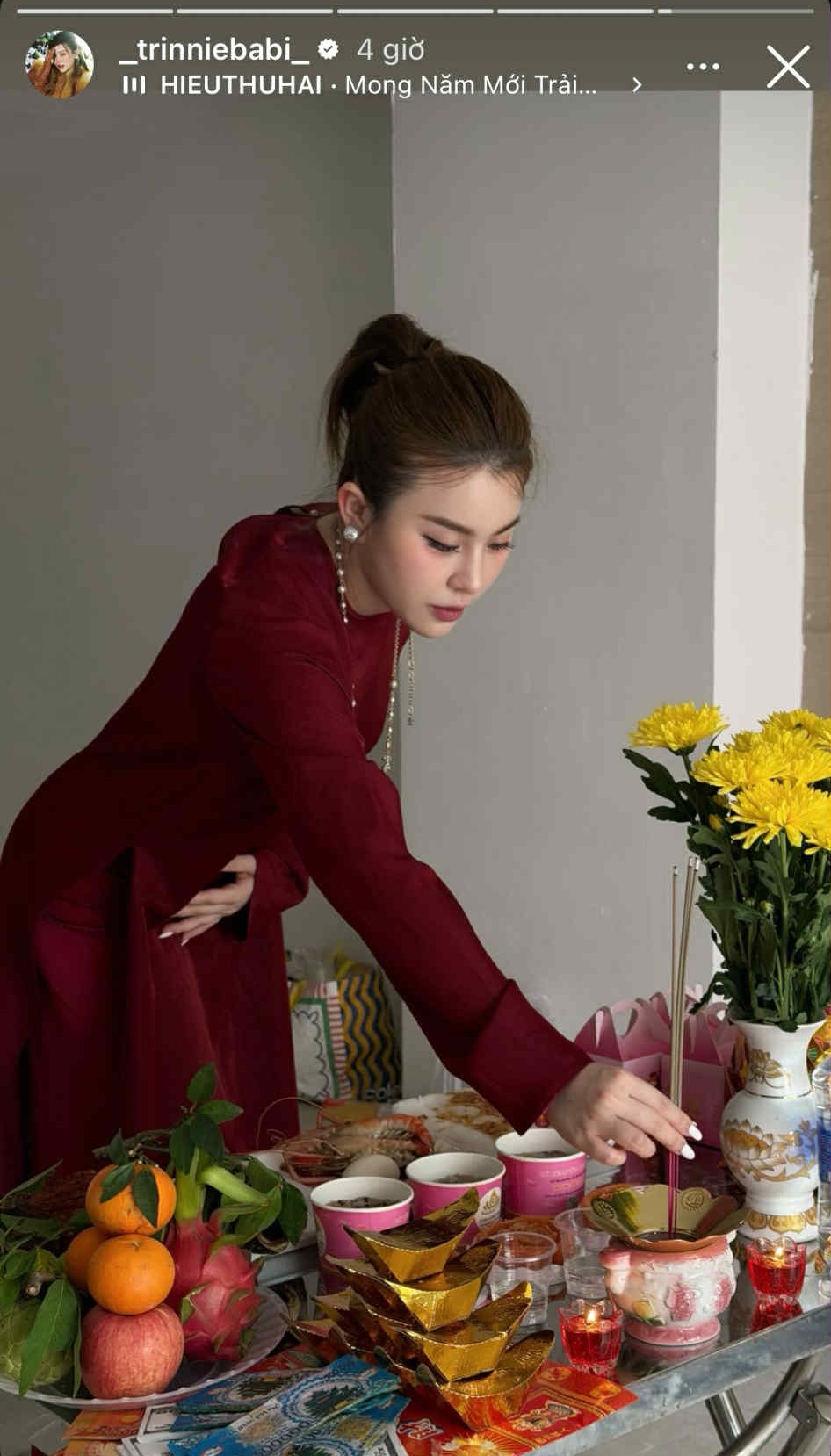 Trinh Hoàng - chị đẹp là cái tên đình đám trong hội con nhà giàu Việt cũng chuẩn bị ban thờ, thắp hương xin vía Thần Tài.