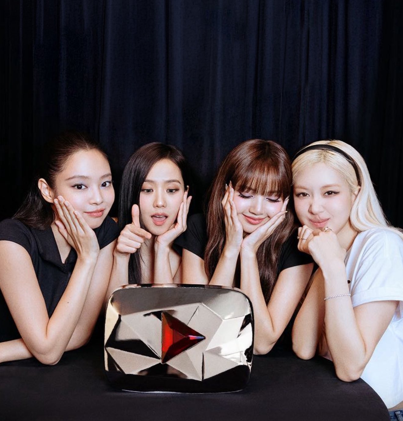 BLACKPINK trở thành nghệ sĩ đầu tiên trong lịch sử đạt 100 triệu subscriber YouTube (ảnh: YG)