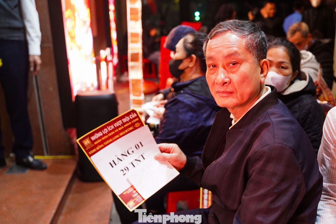 Ông Bình xếp hàng mua vàng vào sáng ngày 26/2/2026 (Ảnh: Tiền phong)