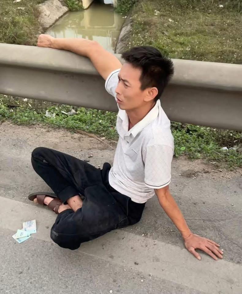 Tài xế xe tải quỳ sụp bật khóc khi chứng kiến hơn chục xe máy đang chở ra Hà Nội hóa tro tàn giữa cao tốc