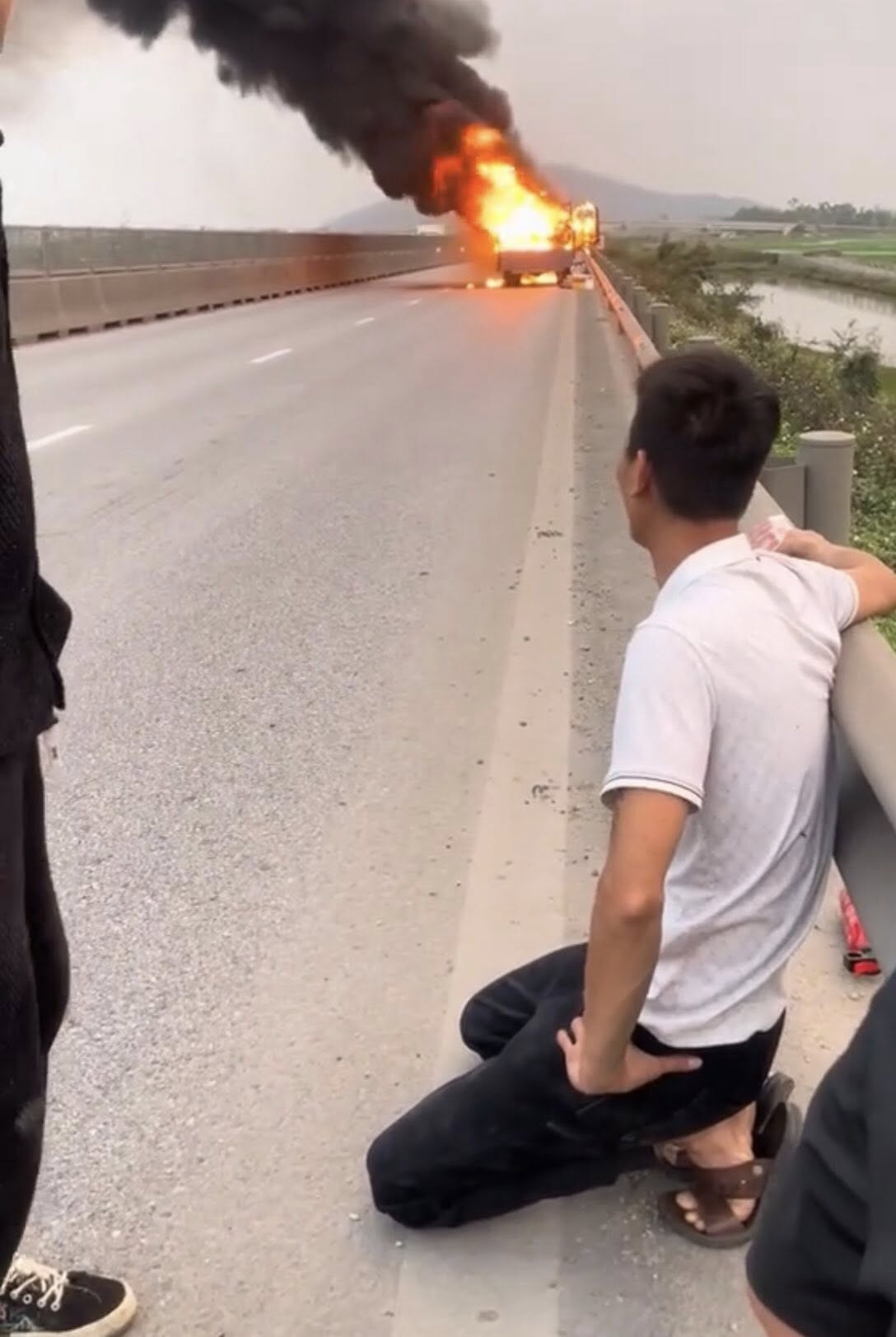 Tài xế xe tải quỳ sụp bật khóc khi chứng kiến hơn chục xe máy đang chở ra Hà Nội hóa tro tàn giữa cao tốc