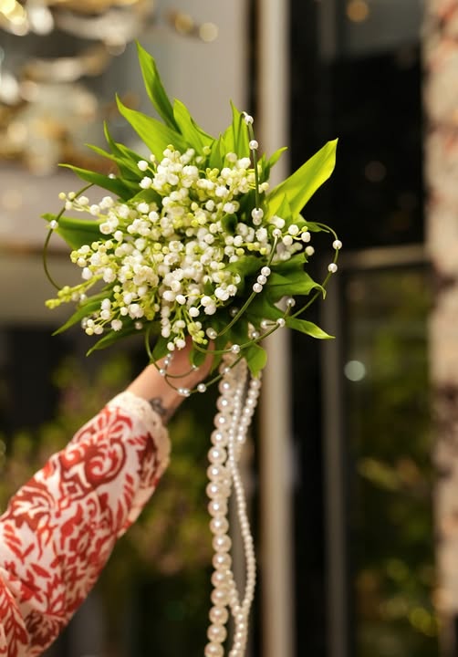 MC Mù Tạt và Đức Huy giàu cỡ nào mà dùng hoa cầm tay đắt nhất thế giới, ê hề vàng dù mới đám hỏi?