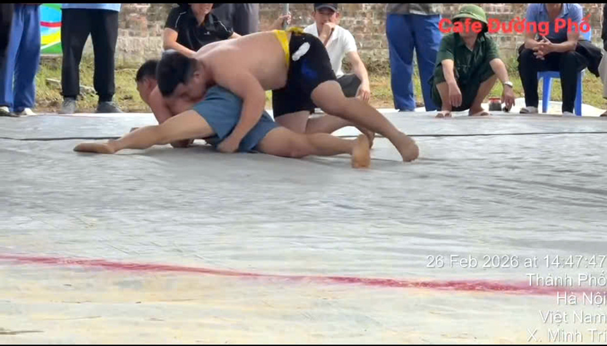 Sự việc khiến đô vật ngã gục ngay trên sàn đấu. Ảnh chụp màn hình