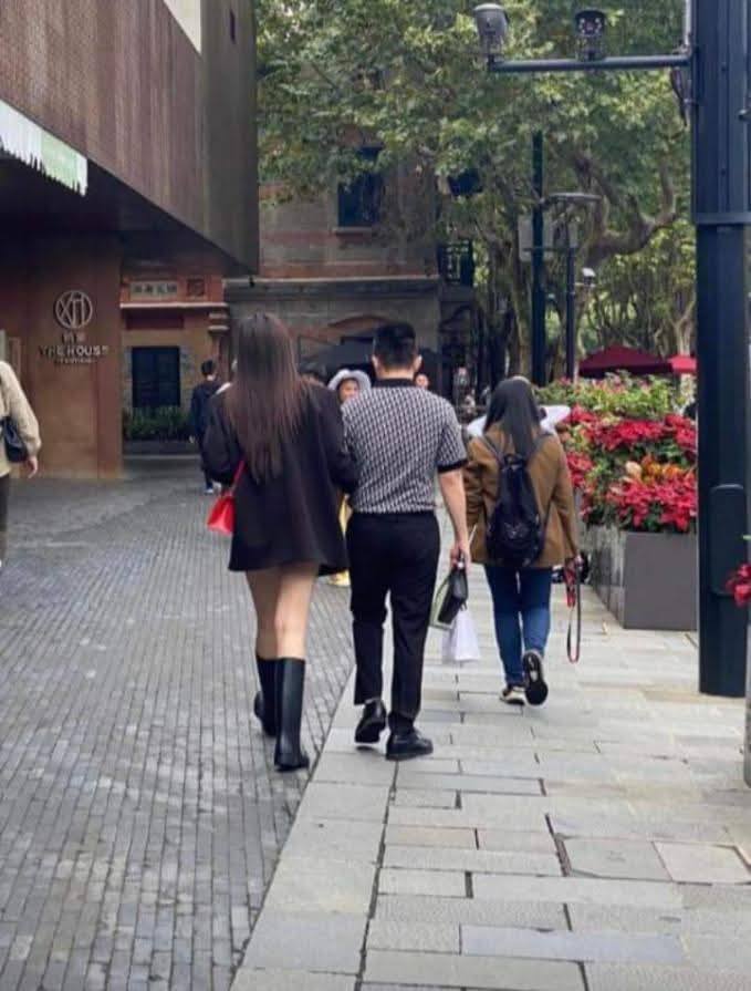 Dù đi đâu Viết Vương luôn thể hiện cử chỉ ga lăng, tinh tế và chăm sóc cho Đỗ Hà