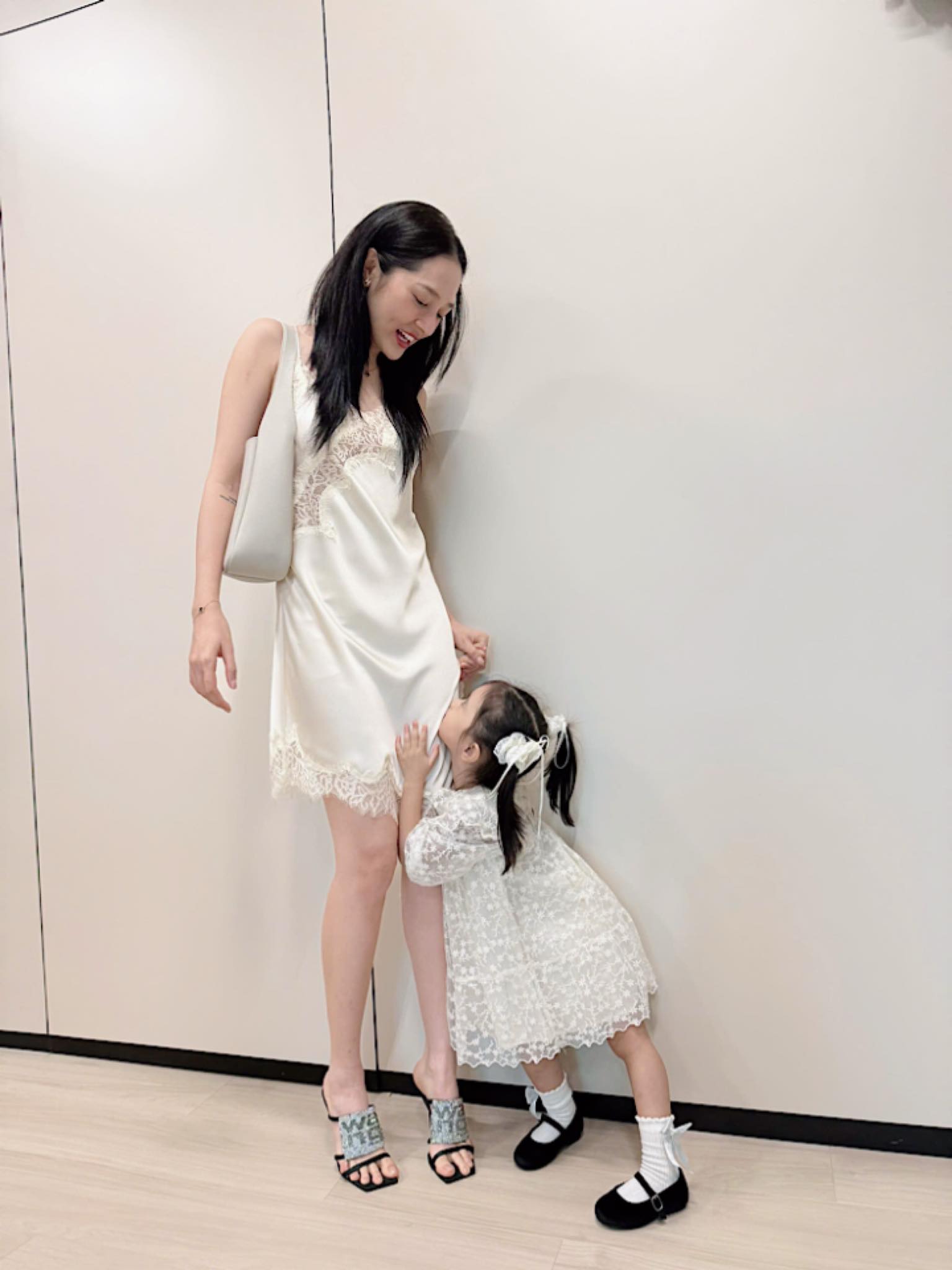 Phát ngại vì chiếc váy trong phòng thu của Bảo Anh