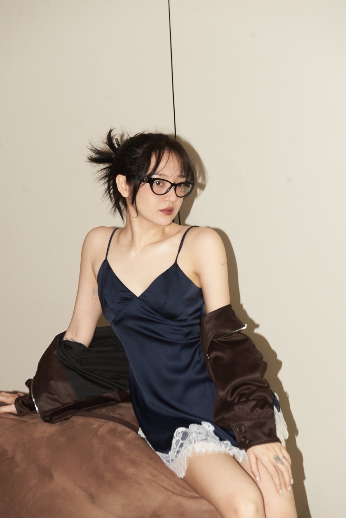 Phát ngại vì chiếc váy trong phòng thu của Bảo Anh