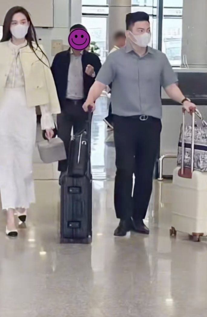 Hình ảnh Viết Vương kéo vali cho Đỗ Hà tại sân bay thu hút sự chú ý của cộng đồng mạng