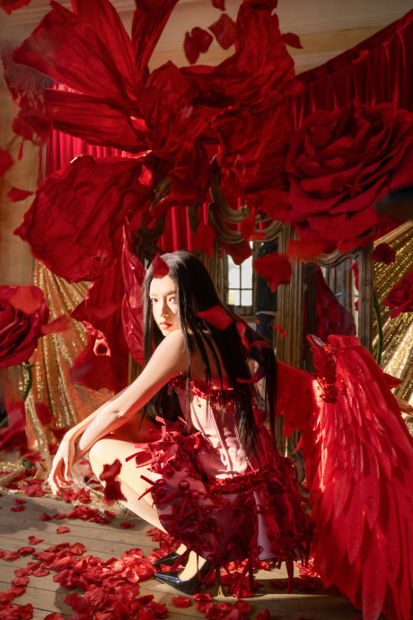 Trình Tiêu diện thiết kế corset hồng - đỏ, đính kết những chi tiết ruy băng và hoa nổi, ôm sát cơ thể, tôn lên đường nét thanh mảnh nhưng không kém phần quyến rũ (Ảnh: Weibo)