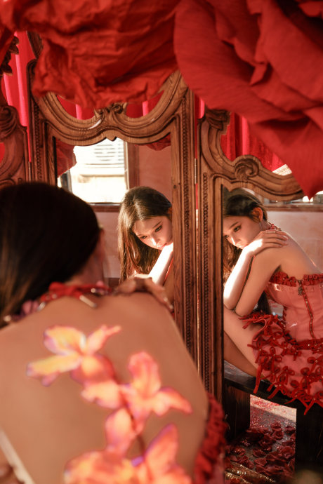 Tiếc cho mỹ nhân đẹp hơn vạn đoá hồng: Nhan sắc dao kéo nhấp nhô như đất nặn, 10 năm không gì hơn ngoài flop 