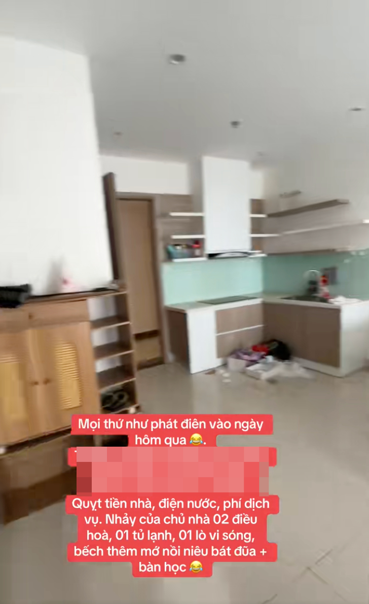 Căn nhà lộn xộn với nhiều đồ đạc bị tháo dỡ