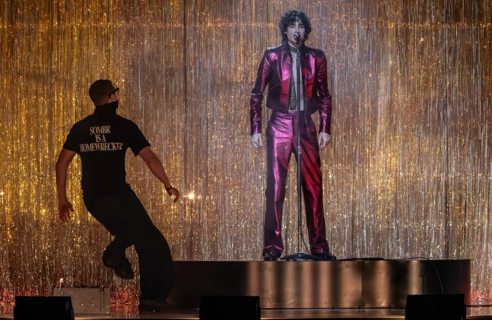 Nam ca sĩ bị đẩy văng khỏi sân khấu, antifan gọi là “tiểu tam” ngay trên sóng truyền hình trực tiếp