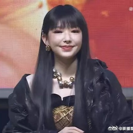 Thời gian qua, ngoại hình của cô nhiều lần rơi vào trạng thái trồi sụt, “nhấp nhô” thất thường (Ảnh: Weibo)