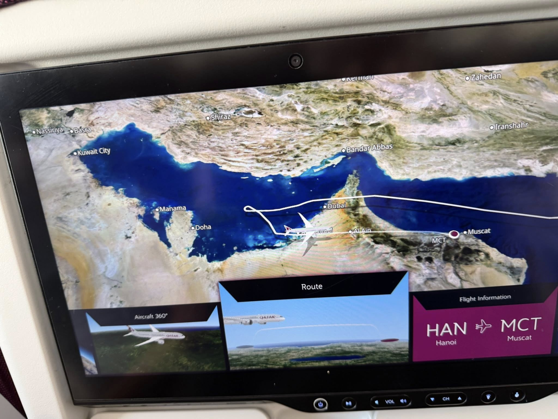 Theo dõi hành trình bay, Đức Trịnh nhận thông tin máy bay quay đầu về Oman khi đã gần đến sân bay Doha (Qatar)