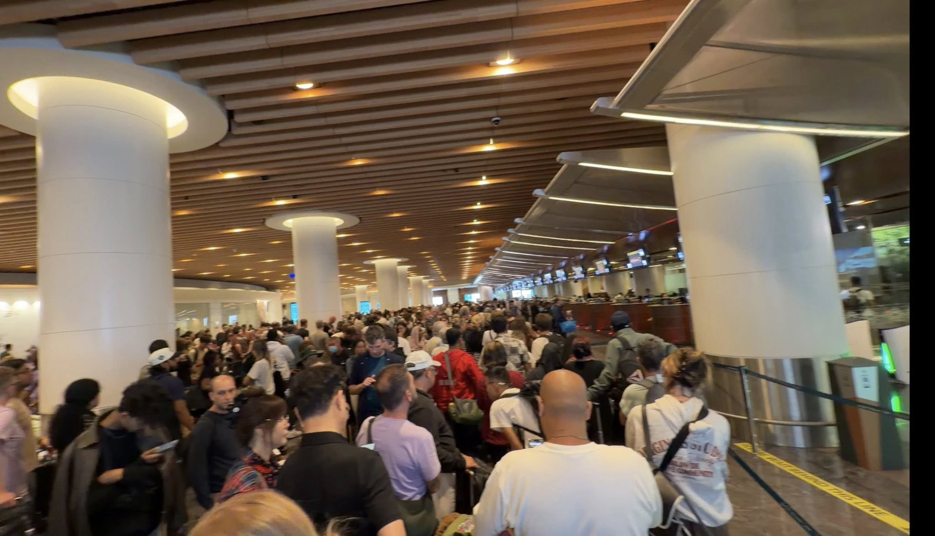 Mất thêm 5 tiếng để làm thủ tục nhập cảnh, khung cảnh xung quanh rất đông đúc