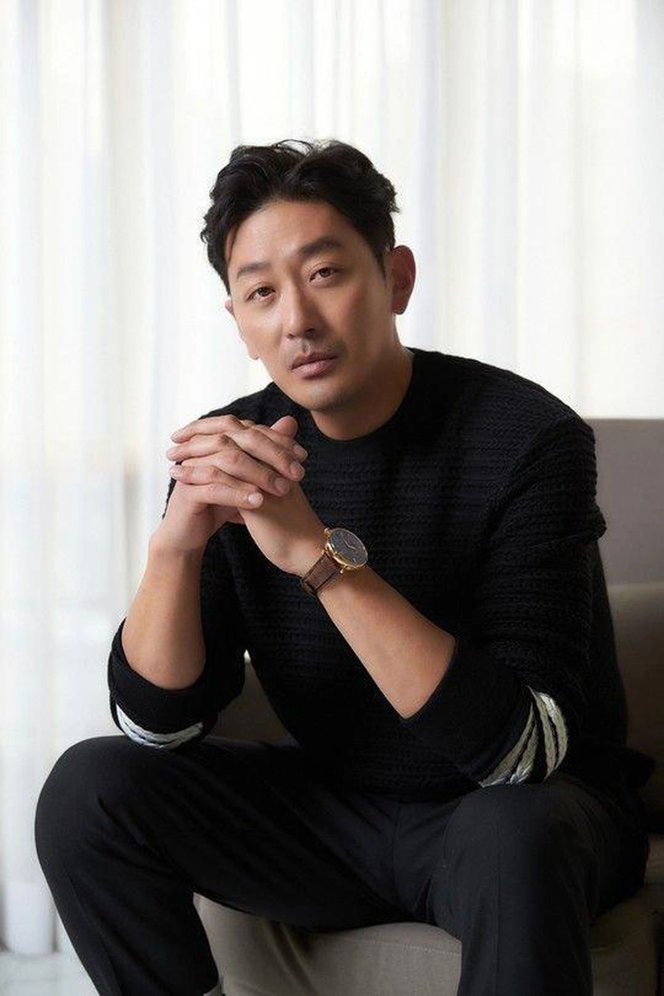 Ha Jung Woo dang rộng vòng tay đón nhận cậu em trai cùng cha khác mẹ. Ảnh: X