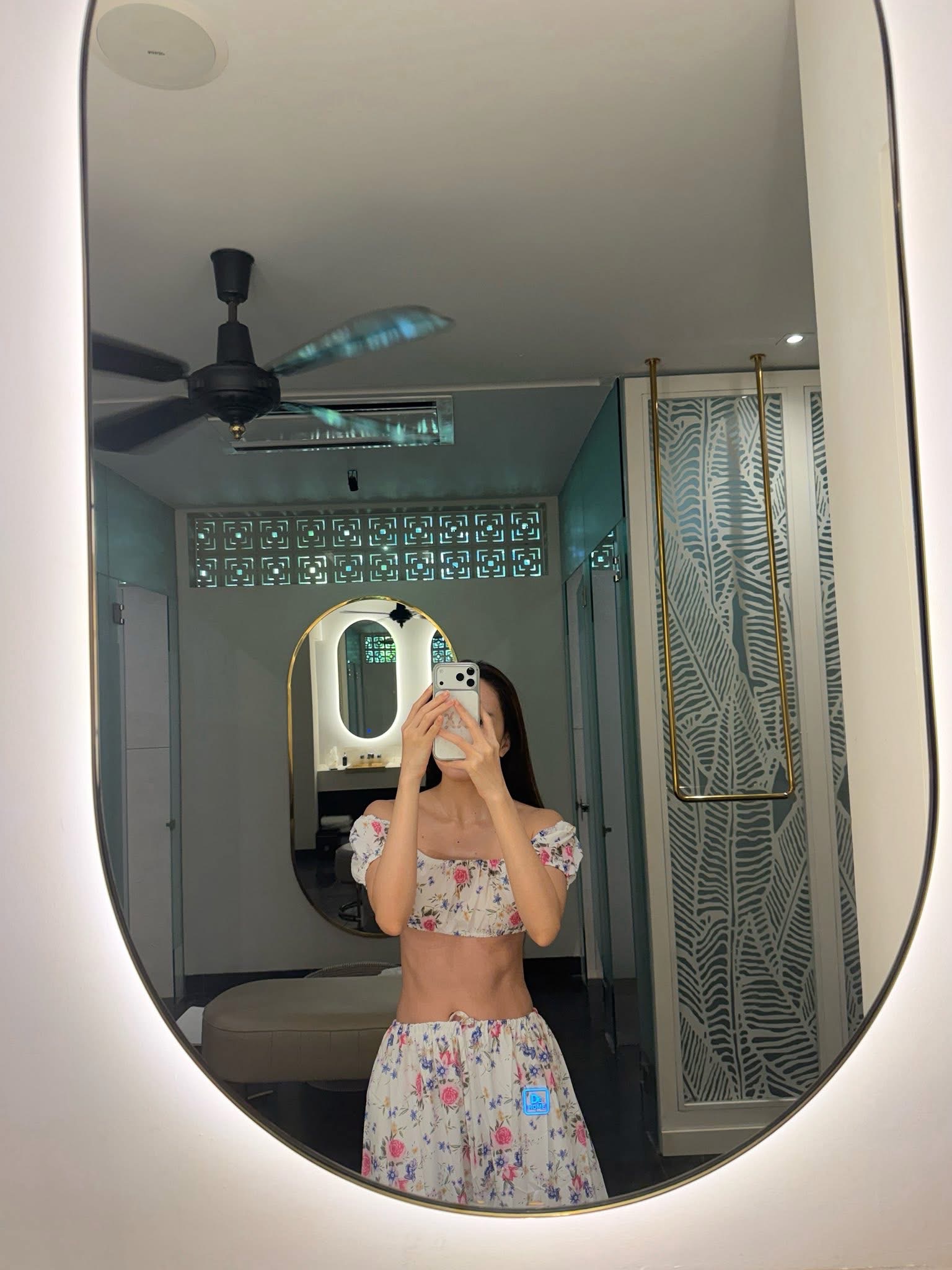 Thiều Bảo Trâm khoe dáng trong set váy hoa nhí. Vòng eo thon cùng cơ bụng săn chắc của nữ ca sĩ chiếm trọn spotlight trong mọi ống kính. (Nguồn: FBNV)