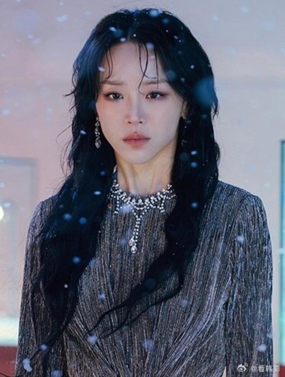 Tranh cãi Kim Yoo Jung hay Shin Hye Sun sẽ thắng Baeksang: Cả 2 đều đỉnh nhưng vẫn thua 1 người