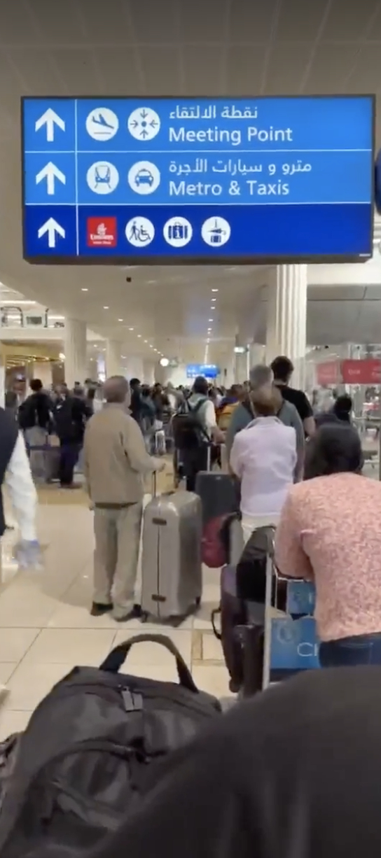 Khung cảnh tại sân bay Dubai khi thông báo đóng cửa
