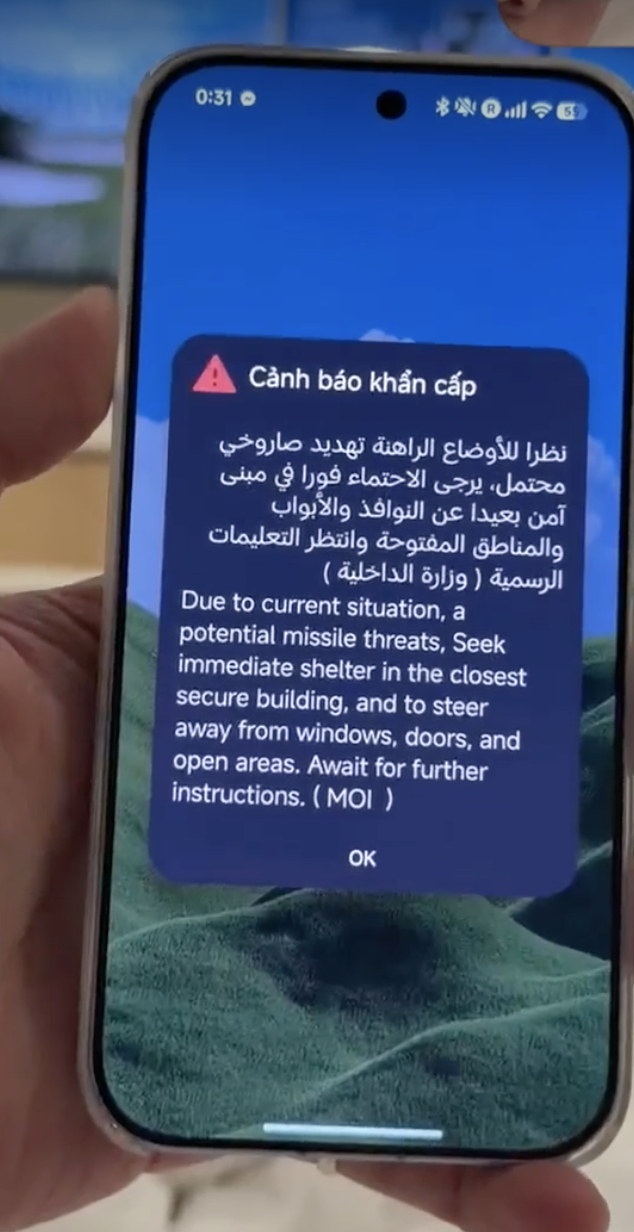 Điện thoại liên tục nhận được cảnh báo khẩn từ Chính phủ UAE. Tạm dịch: 