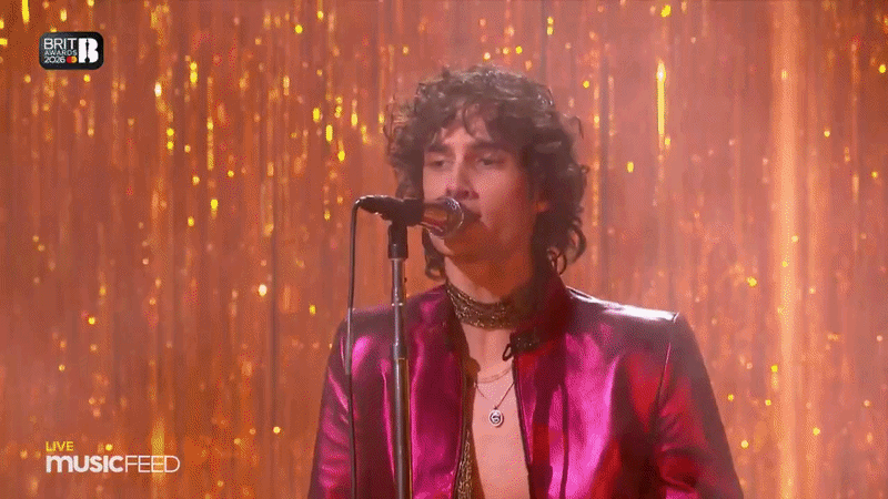 Nam ca sĩ trẻ bất ngờ bị antifan lao lên sân khấu đẩy ngã