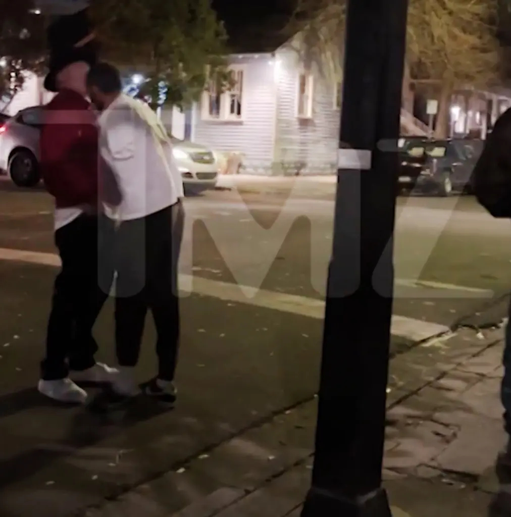 Video tại hiện trường cho thấy Shia LaBeouf húc đầu vào 1 người đàn ông, khiến nạn nhân trật khớp mũi. Ảnh: Pagesix